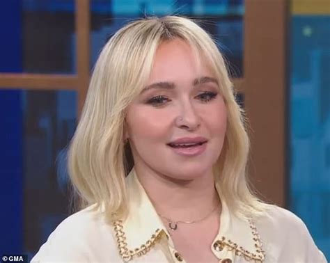 Hayden Panettiere shows her midriff as she covers Womens。